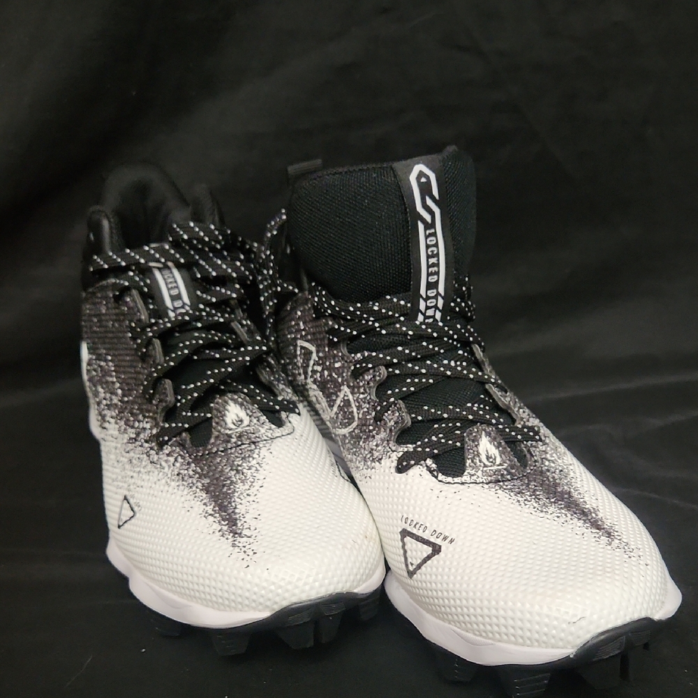 Under Armour Black/white Youth Lock Down Football Cleets.